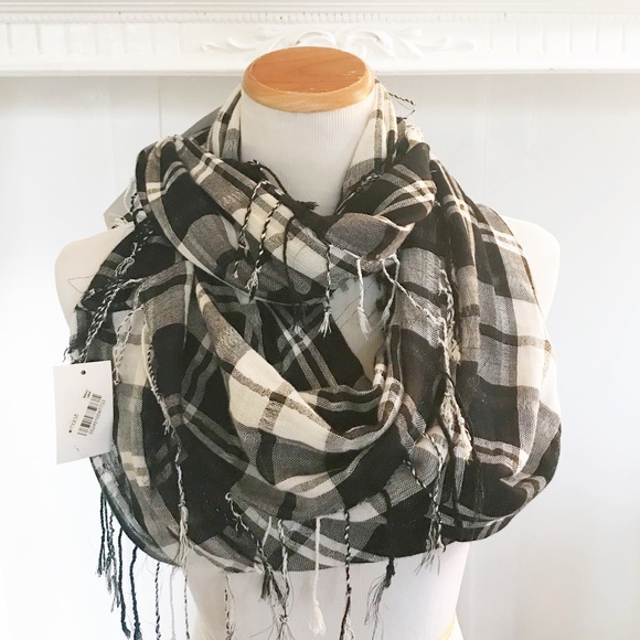 D&Y Accessories - NWT D&Y Black and White Infinity Scarf